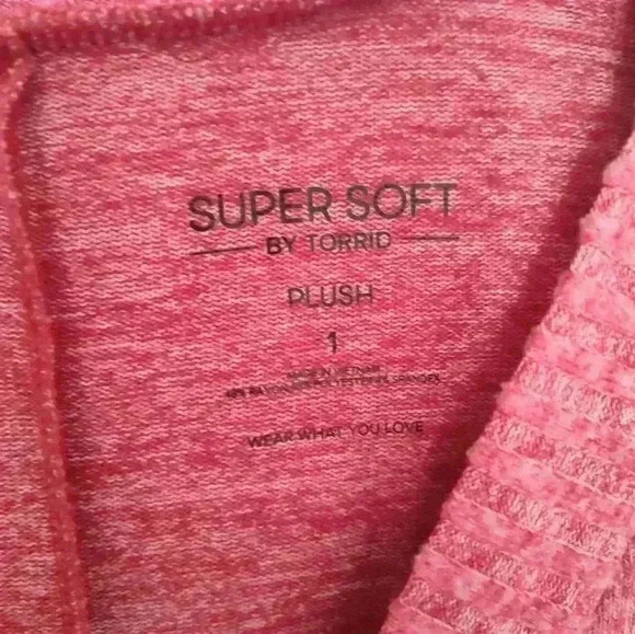 Torrid Super Soft Plush V-Neck Drop Shoulder Sharkbite Hem Top size 1 #171 - Picture 3 of 5